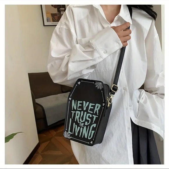 🆕 Tombstone - Coffin “Never Trust The Living” Crossbody Bag - Beetlejuice - Picture 13 of 16